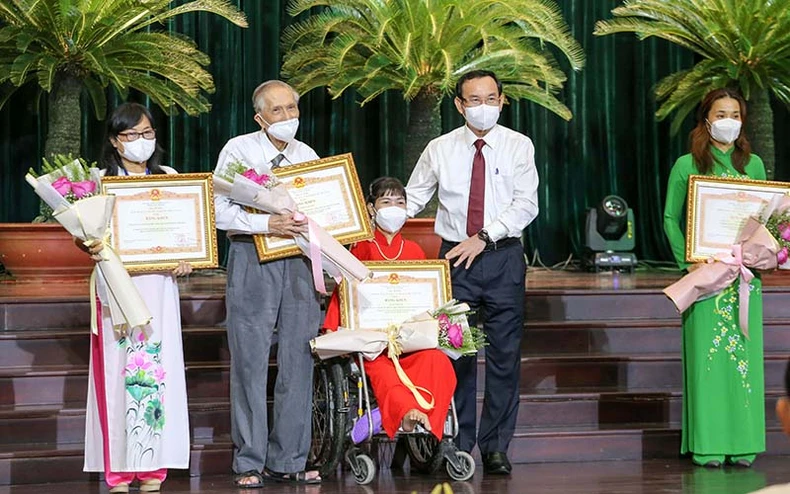 Thành phố Hồ Chí Minh biểu dương 395 tập thể, cá nhân tiêu biểu học tập và làm theo gương Bác Hồ -0