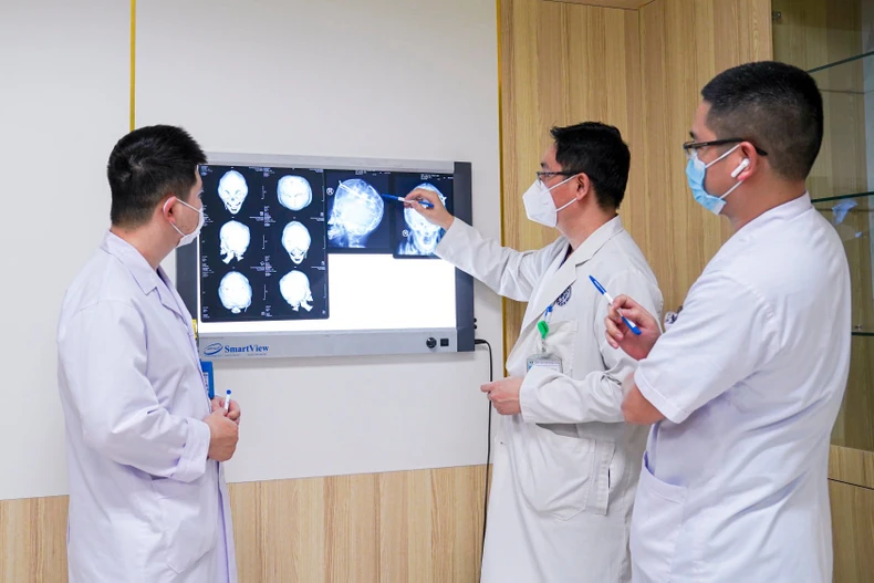 Tái tạo gương mặt cho bé gái mắc dị tật hẹp hộp sọ hiếm -0
