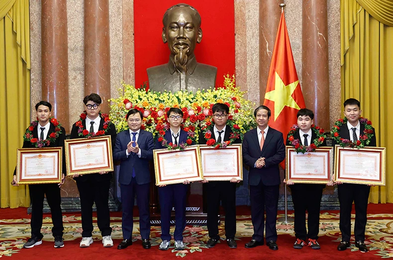 Chủ tịch nước tặng Huân chương Lao động cho học sinh đoạt giải Olympic và khoa học kỹ thuật quốc tế -0