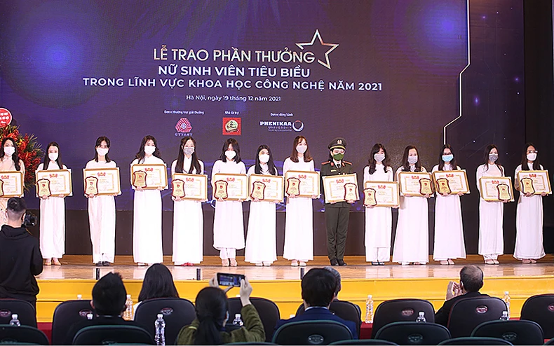 Trao giải thưởng Quả cầu vàng và phần thưởng Nữ sinh công nghệ tiêu biểu -0