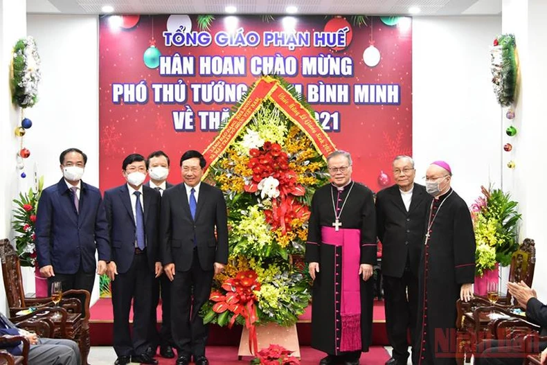 Phó Thủ tướng Phạm Bình Minh chúc mừng lễ Giáng sinh Tổng Giám mục Tổng Giáo phận Huế -0