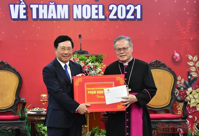 Phó Thủ tướng Phạm Bình Minh chúc mừng lễ Giáng sinh Tổng Giám mục Tổng Giáo phận Huế -0