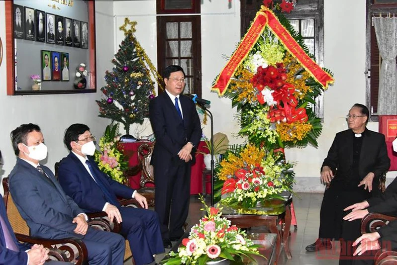 Phó Thủ tướng Phạm Bình Minh chúc mừng lễ Giáng sinh Tổng Giám mục Tổng Giáo phận Huế -0