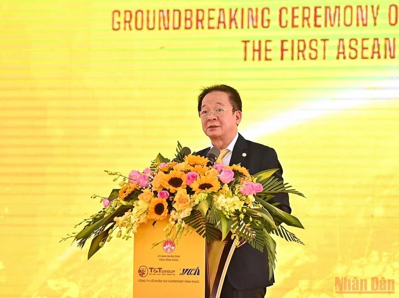 Khởi công