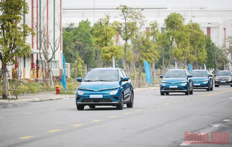 VinFast xuất xưởng và bàn giao lô ô-tô điện VF e34 đầu tiên cho khách hàng -0