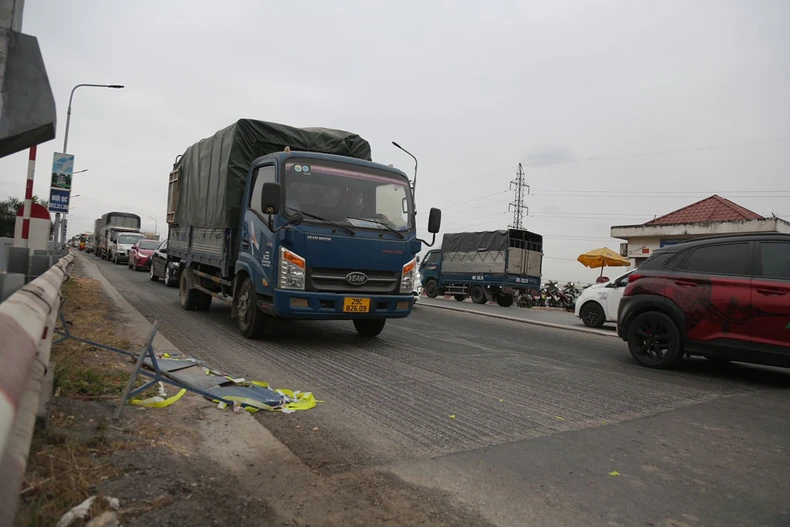 Sửa cầu Thăng Long gây ùn tắc kéo dài -0