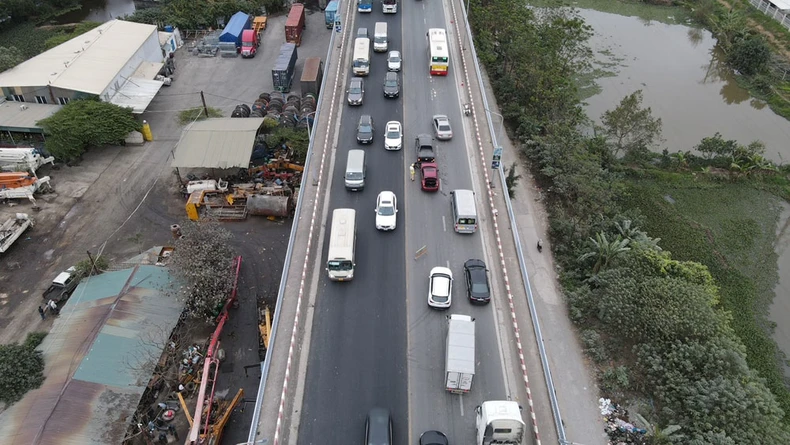 Sửa cầu Thăng Long gây ùn tắc kéo dài -0