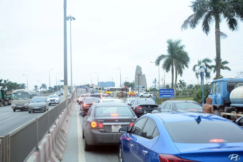 Sửa cầu Thăng Long gây ùn tắc kéo dài -0