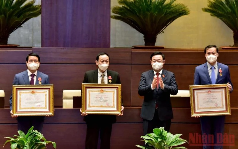 CTQH_trao_HUan_chuong_lao_dong_h-1640955693933.jpg