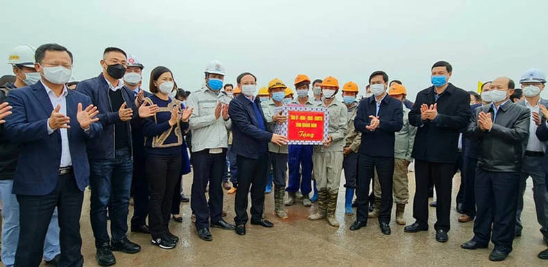 Quảng Ninh đưa vào sử dụng 2 công trình giao thông trọng điểm -0