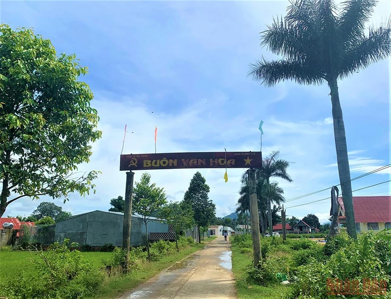 Buôn cổ bên hồ Lắk -0