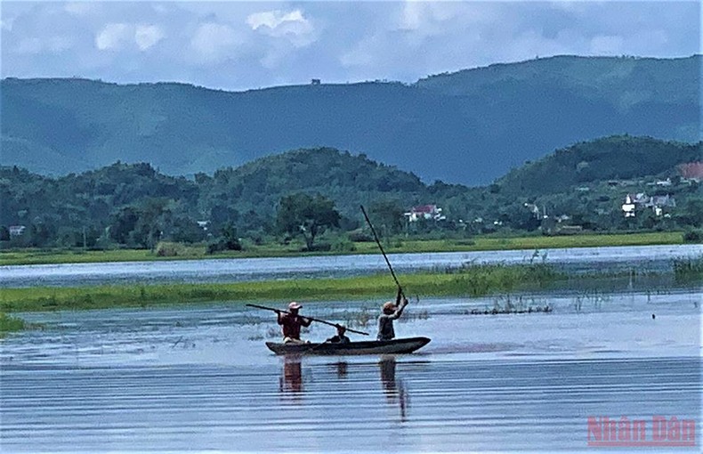 Buôn cổ bên hồ Lắk -0