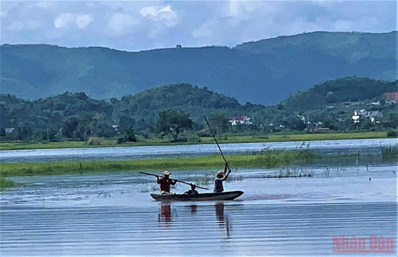 Buôn cổ bên hồ Lắk -0