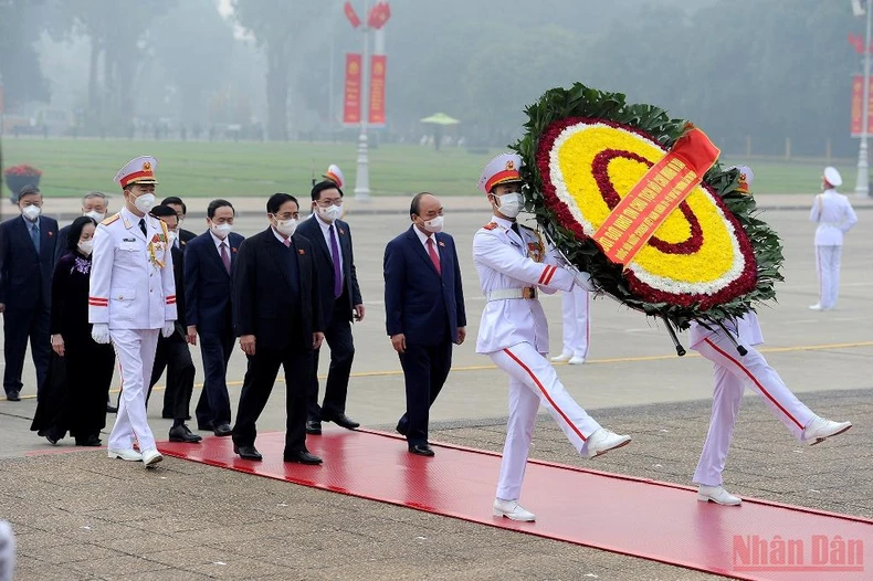 Các đại biểu Quốc hội vào Lăng viếng Chủ tịch Hồ Chí Minh -0