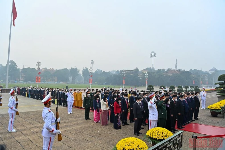 Các đại biểu Quốc hội vào Lăng viếng Chủ tịch Hồ Chí Minh -0
