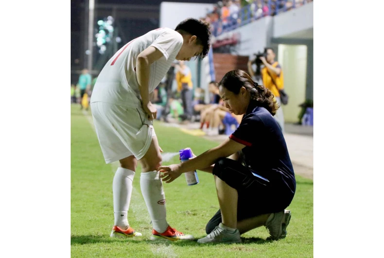 2 bác sĩ Việt Nam nhận giải thưởng cống hiến 15 năm của Ban Y học AFC -0