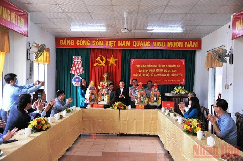 Tổng Biên tập Báo Nhân Dân làm việc tại Phú Yên -0