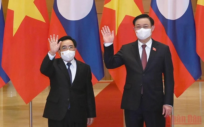 Chủ tịch Quốc hội Vương Đình Huệ hội kiến Thủ tướng Lào Phankham Viphavanh -0