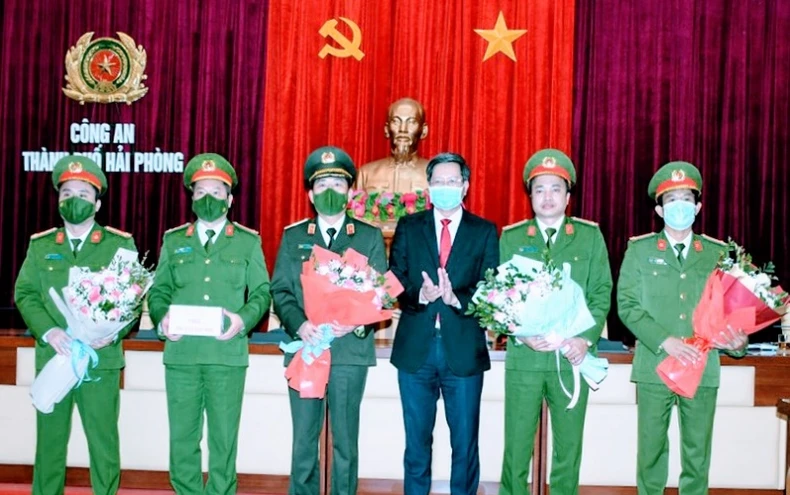 Biểu dương, khen thưởng lực lượng công an phá nhanh vụ cướp ngân hàng -0