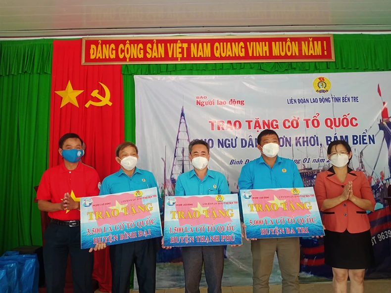 Trao 10.000 lá cờ Tổ quốc cho ngư dân Bến Tre -0