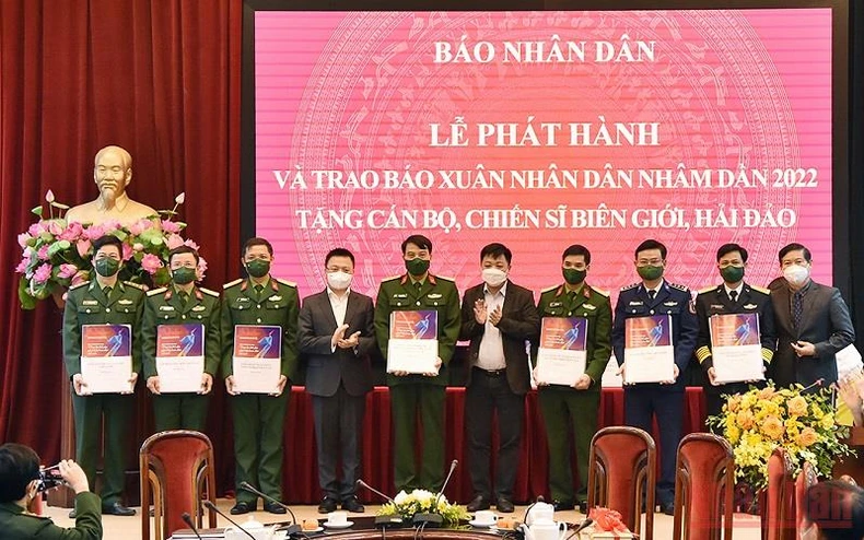 Trao sách quý và Báo Nhân Dân Xuân Nhâm Dần tặng chiến sĩ nơi biên giới, hải đảo -0