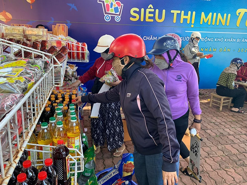 “Siêu thị mini Tết 0 đồng” giúp người lao động khó khăn ở Đắk Lắk đón Tết đầm ấm -0