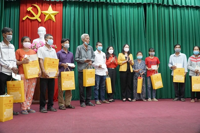Phó Chủ tịch nước thăm và tặng quà Tết cho người nghèo tại Sóc Trăng -0