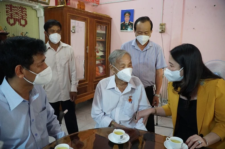 Phó Chủ tịch nước thăm và tặng quà Tết cho người nghèo tại Sóc Trăng -0