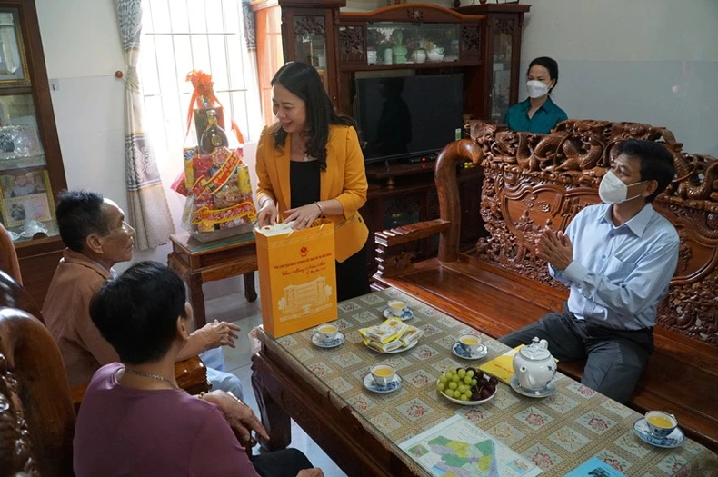 Phó Chủ tịch nước thăm và tặng quà Tết cho người nghèo tại Sóc Trăng -0