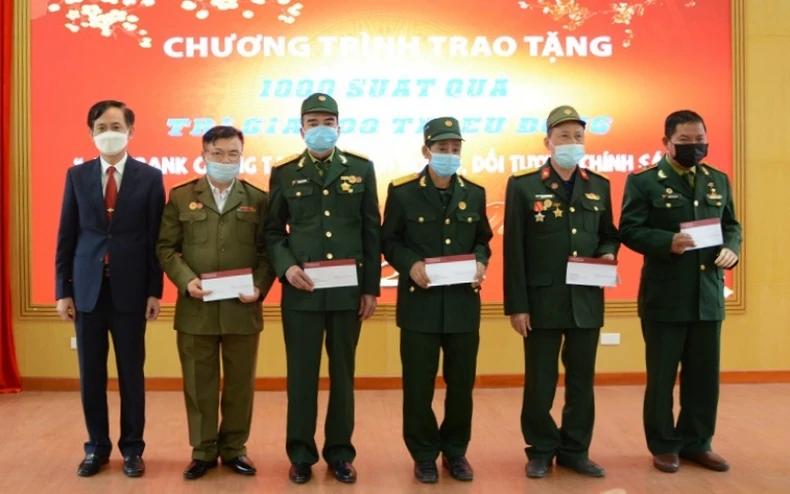 Yên Bái trao 1.000 suất quà Tết cho người nghèo -0