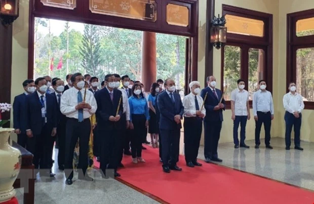 Chủ tịch nước Nguyễn Xuân Phúc dâng hương tưởng nhớ Chủ tịch Tôn Đức Thắng -0