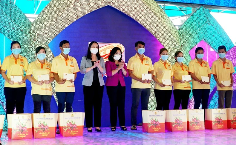 Phó Chủ tịch nước thăm, tặng quà, chúc Tết công nhân, người lao động tại tỉnh Sóc Trăng -0