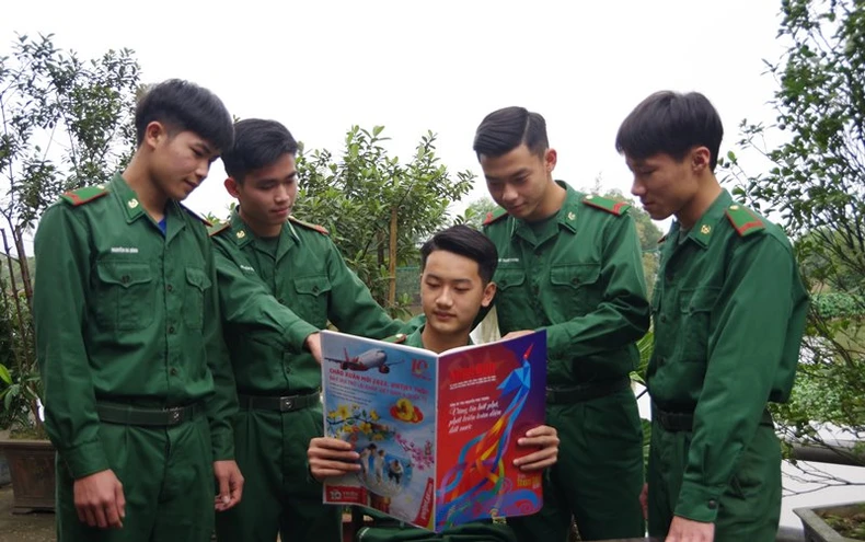 Trao tặng hơn 3.000 cuốn báo Nhân Dân Xuân Nhâm Dần tại Nghệ An, Hà Tĩnh -0