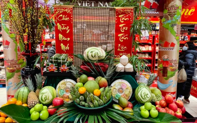 Rực rỡ tuần lễ hàng Tết Nguyên Đán Việt Nam tại siêu thị Carrefour của Pháp -0