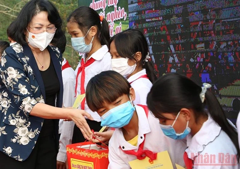 Nguyên Phó Chủ tịch nước Đặng Thị Ngọc Thịnh thăm, tặng quà tại miền núi Quảng Nam -0