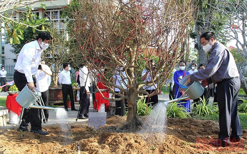 Thủ tướng Phạm Minh Chính chúc tết, tặng quà công nhân, hộ nghèo tỉnh Vĩnh Long -0