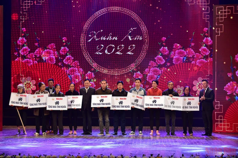 Báo Nhân Dân mang “Xuân ấm” về với người nghèo -0