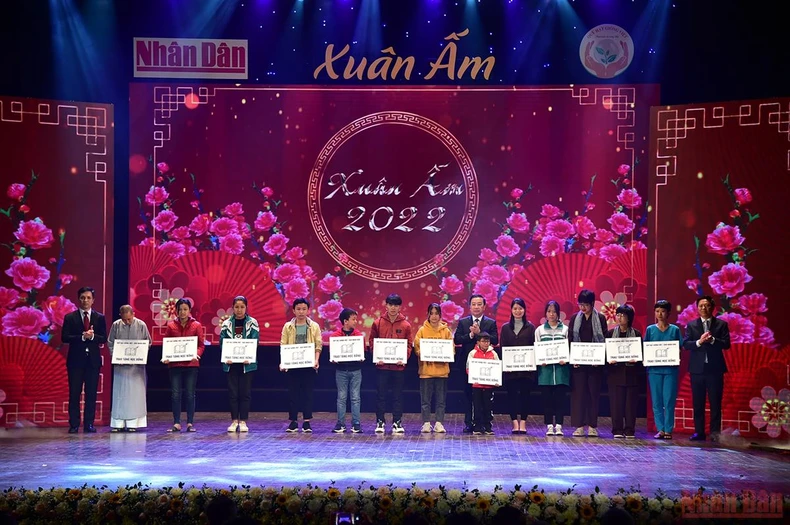 Báo Nhân Dân mang “Xuân ấm” về với người nghèo -0
