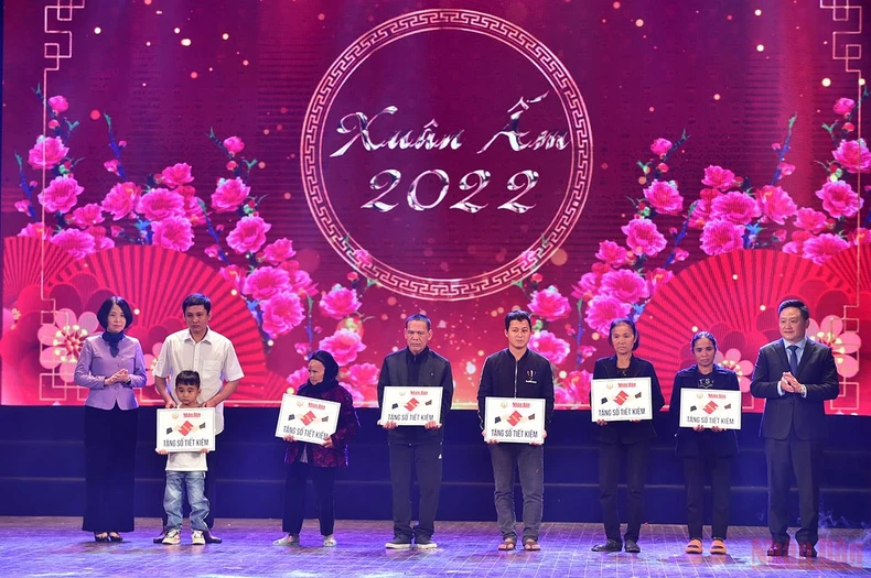 Báo Nhân Dân mang “Xuân ấm” về với người nghèo -0