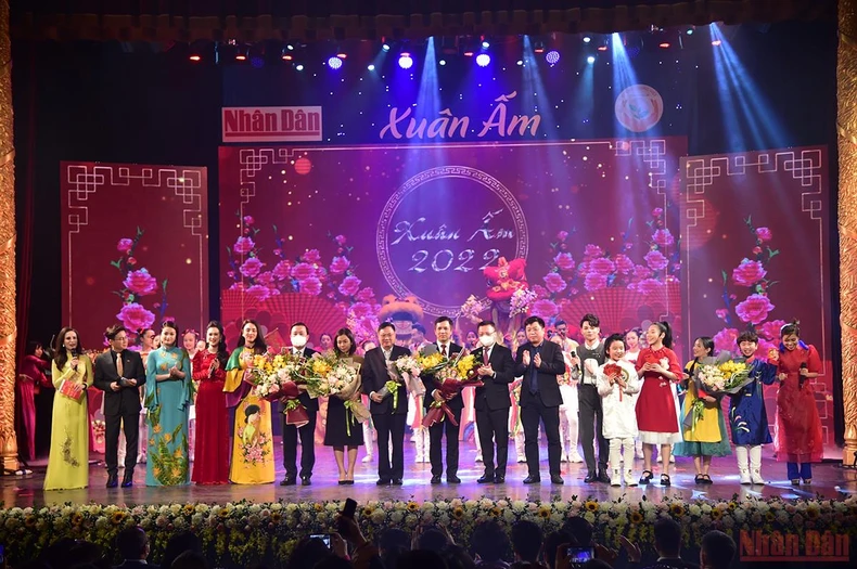 Báo Nhân Dân mang “Xuân ấm” về với người nghèo -0