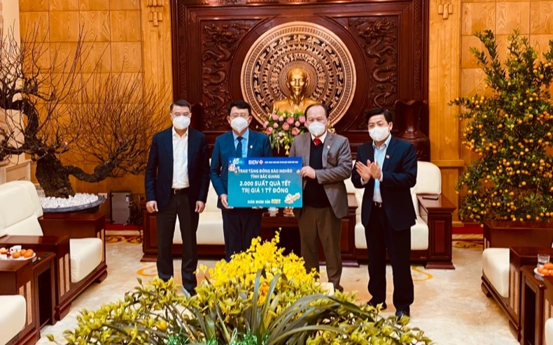 Chánh Văn phòng Trung ương Đảng Lê Minh Hưng thăm, tặng quà Tết tại Bắc Giang -0