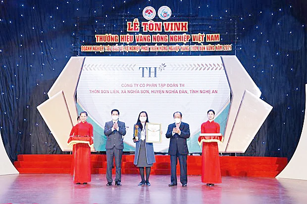 đại diện th nhận biểu trưng ''doanh nghiệp tiêu biểu vì sự nghiệp phát triển nông nghiệp, nông thôn bền vững năm 2021'.jpg -0