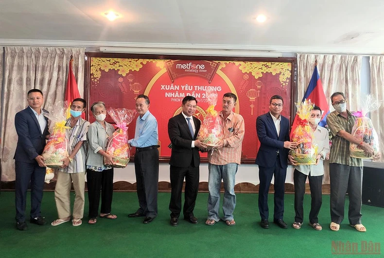 Doanh nghiệp Việt Nam tại Campuchia tặng quà Tết cho nhiều gia đình -0