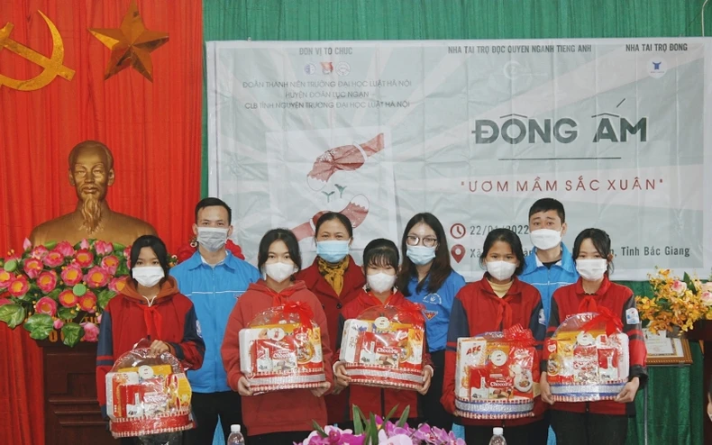 Hành trình “Đông ấm-Ươm mầm sắc xuân” của sinh viên Trường đại học Luật Hà Nội -0