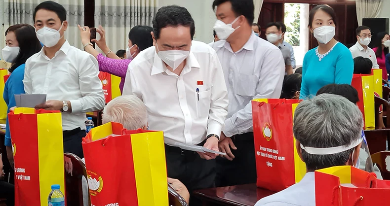 Đồng chí Trần Thanh Mẫn tặng quà Tết cho gia đình chính sách, hộ nghèo ở Hậu Giang -0