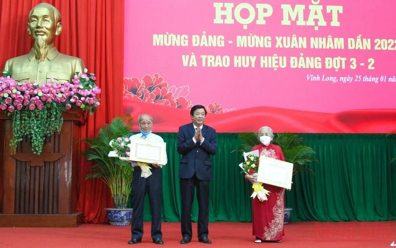 Anh_1_Bi_thu_Tinh_uy_trao_Huy_hi-1643086067529.JPG