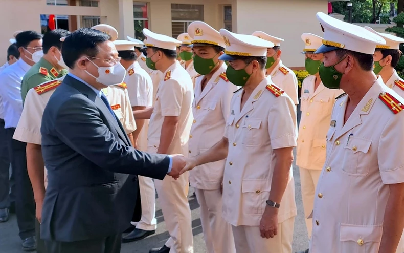 Chủ tịch Quốc hội chúc Tết lực lượng Công an, tuyến đầu chống dịch Cà Mau -0