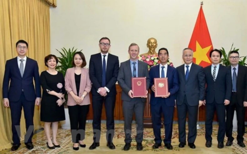Đại sứ Anh Gareth Ward ấn tượng với cam kết của Việt Nam tại COP26 -0