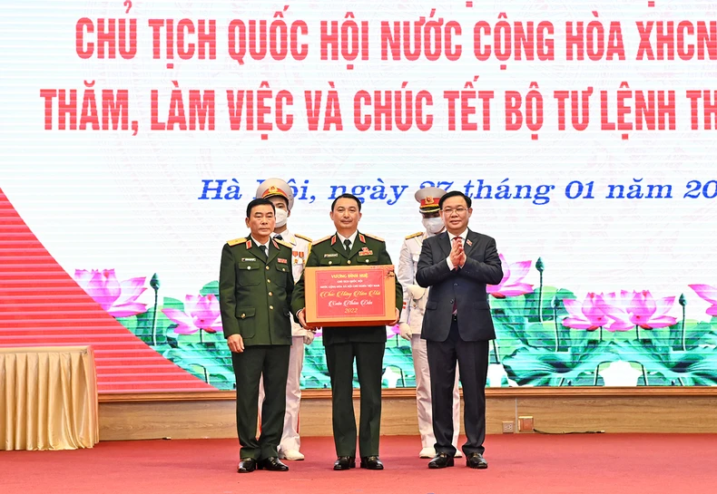 Chủ tịch Quốc hội Vương Đình Huệ thăm, chúc Tết lực lượng vũ trang tại Hà Nội -2