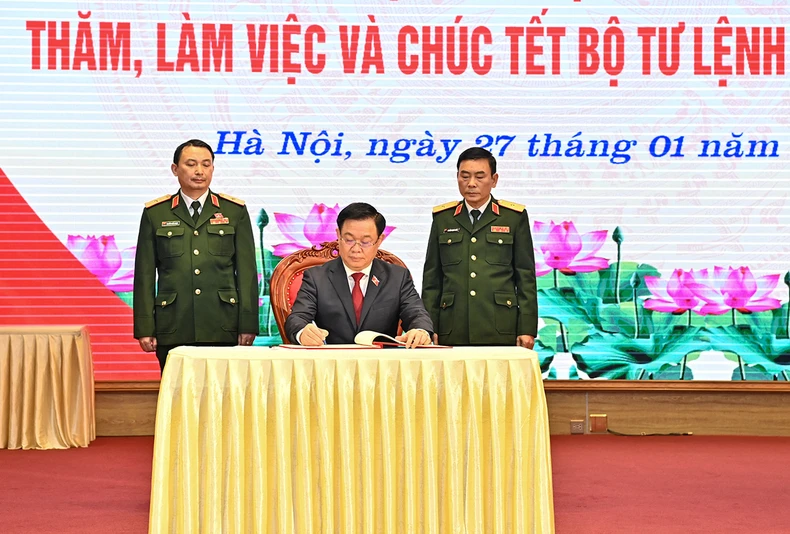 Chủ tịch Quốc hội Vương Đình Huệ thăm, chúc Tết lực lượng vũ trang tại Hà Nội -3